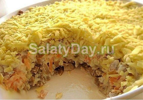 Слоеный салатик с жаренными шампиньонами, сыром и морковкой