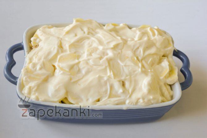 смазываем верх запеканки майонезом