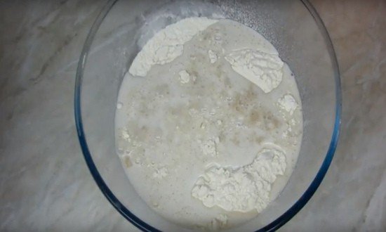 смешиваем молоко с дрожжами