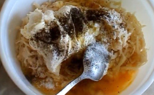 соединить картофель с яйцами, майонезом, специями