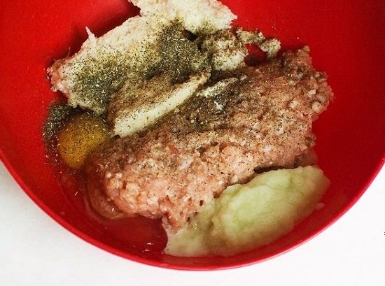 Солим и посыпаем фарш перчиком