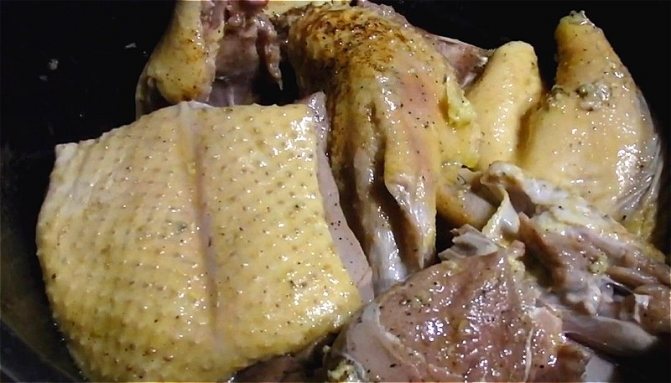 солим, перчим, добавляем чеснока и растительного масла