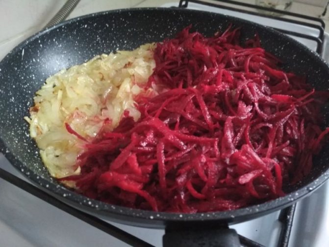 Свекла с луком на сковороде