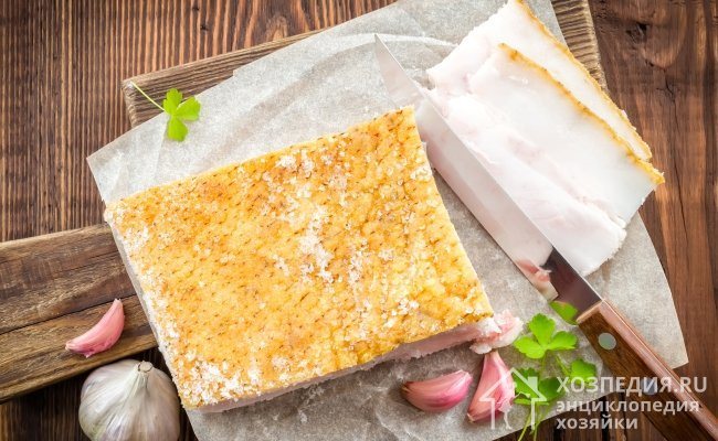 Свежее сало очень вкусное, ароматное и полезное, но такой продукт не подходит для длительного хранения. Чтобы сберечь продукцию, ее нужно предварительно засолить или закоптить