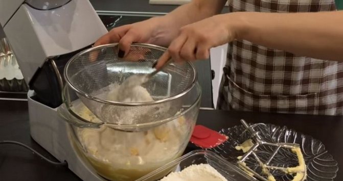 сыпучую смесь к масляно — яичной массе