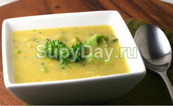 Сырный суп-пюре с копченой курицей и брокколи