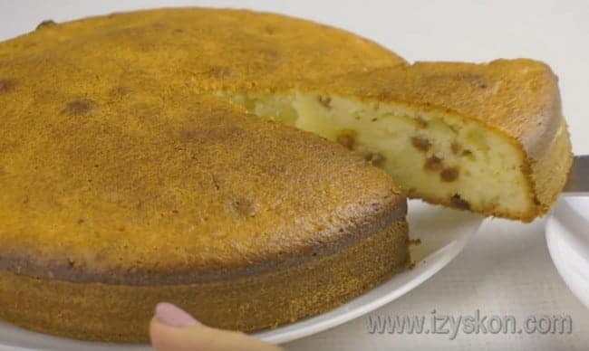 теперь вы знаете, как приготовить вкусный творожный пирог на скорую руку.