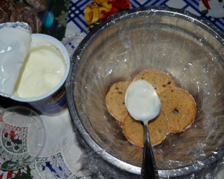 Торт из пряников без выпечки с бананом и сметаной