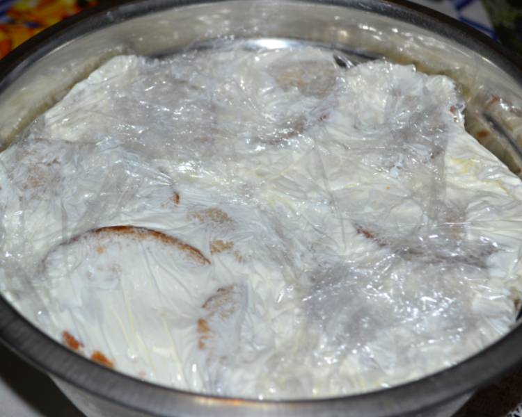 Торт из пряников без выпечки с бананом и сметаной