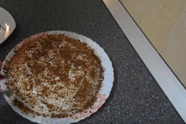 торт из шоколадных пряников с ананасами и сметаной