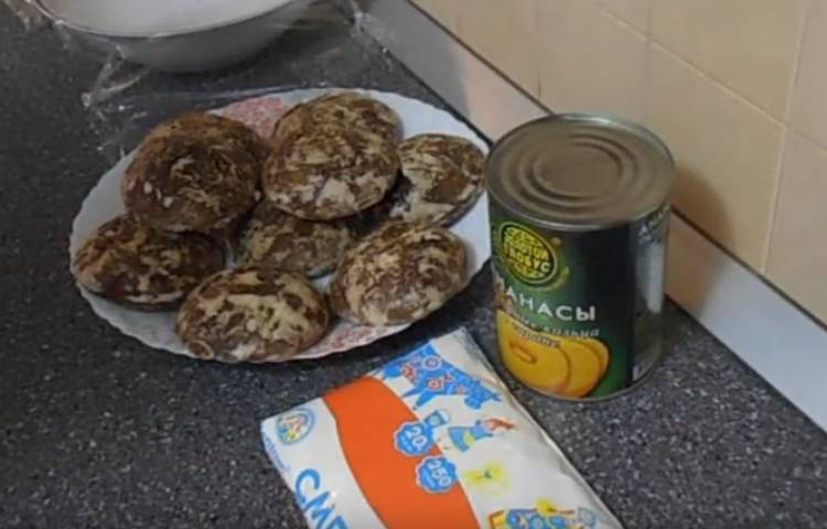 торт из шоколадных пряников с ананасами и сметаной