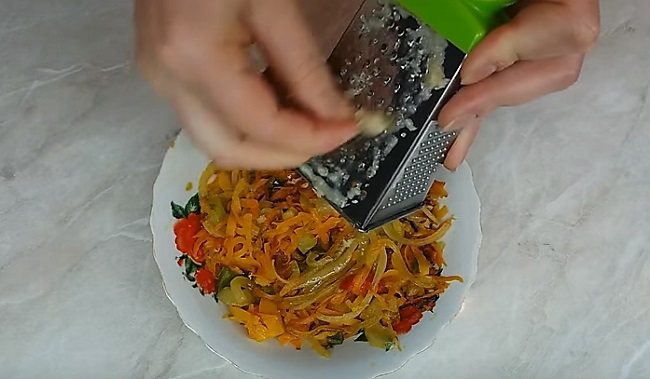 трем на терке чеснок