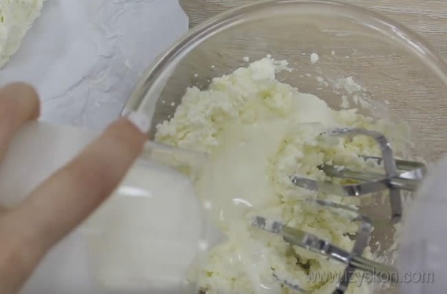 Творожный - это действительно один из самых вкусных кремов для бисквитного торта.