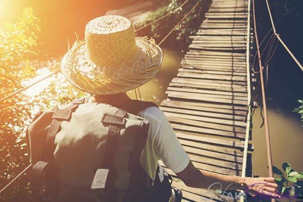 Удаление секущихся кончиков волос