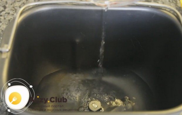 В чашу устройства выливаем воду.