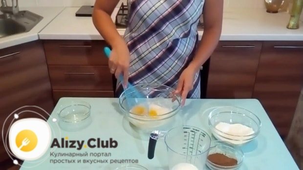 В глубокую посуду разбиваем два куриных яйца