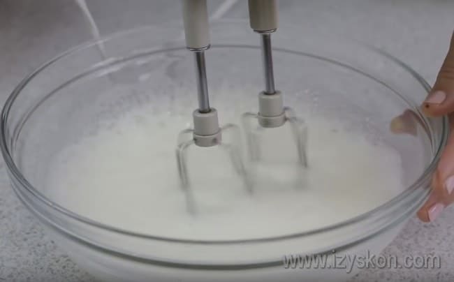 В начинку для вкусного пирога с творогом добавим также хорошо взбитые белки.