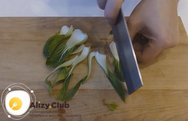 В рецепте лапши вок с морепродуктами используем капусту пай-чой или же пекинскую.