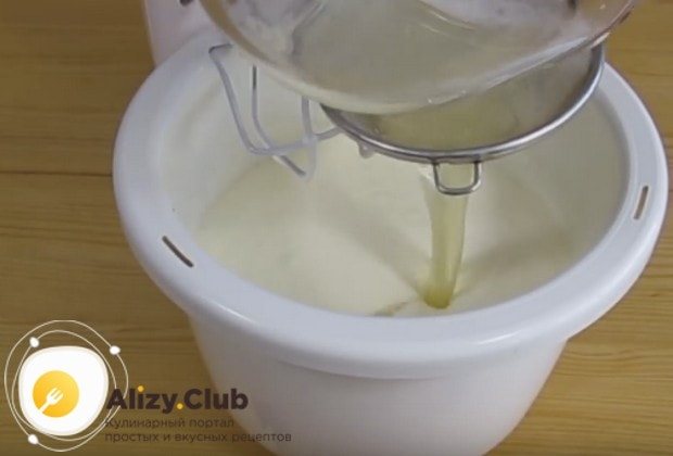 В сметанную массу процеживаем желатин с ананасовым маринадом.