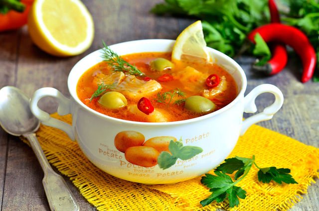 В зависимости от основного компонента можно готовить мясные, грибные, рыбные солянки, нередко их делают из капусты наподобие щей