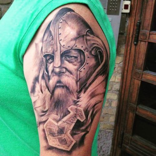 Викинг в шлеме, тату