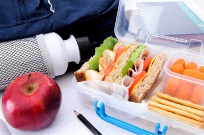 вкусные и полезные непортящиеся продукты в контейнере, собраны для путешествия