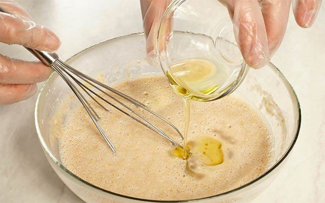 влить масло