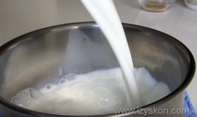 Вливаем в сотейник молоко