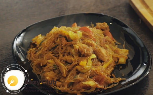 Вот такой простой и вкусный рецепт лапши вок с курицей, свининой и овощами.