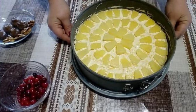 выкладываем ананасы