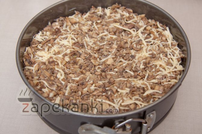 выкладываем грибы с сыром