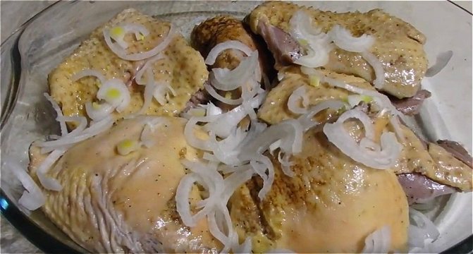 выкладываем куски в форму и добавляем лук
