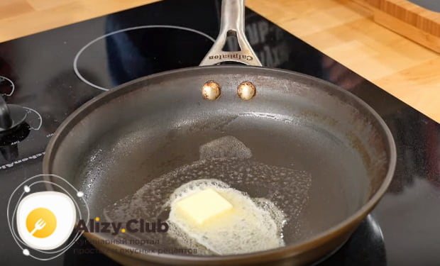 выкладываем масло на сковороду