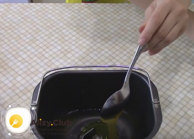 Выкладываем столовую ложку меда.