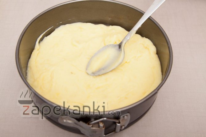 выкладываем в форму первый слой картофеля