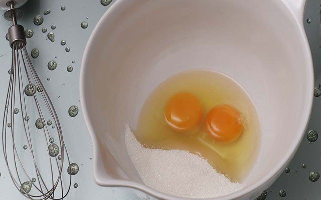 взбить яйца с сахаром