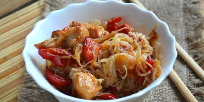 Японская лапша с овощами и куриным мясом