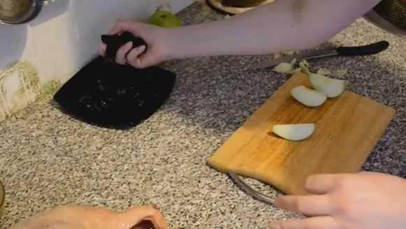Гусь запеченный с яблоками в духовке: 5 пошаговых рецептов