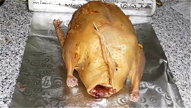закрепляем кожу зубочистками и оставляем мариноваться