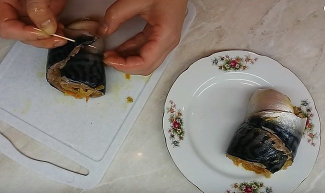 закрепляем палочкой рулет