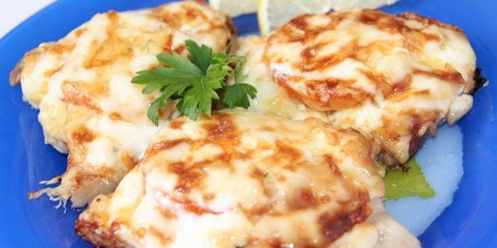 Запеченное мясо по-французски на тарелке