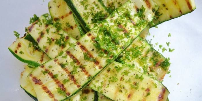 Запеченные кабачки на мангале с зеленью