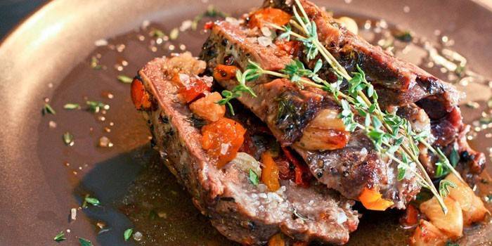 Запеченный с овощами и пряными травами