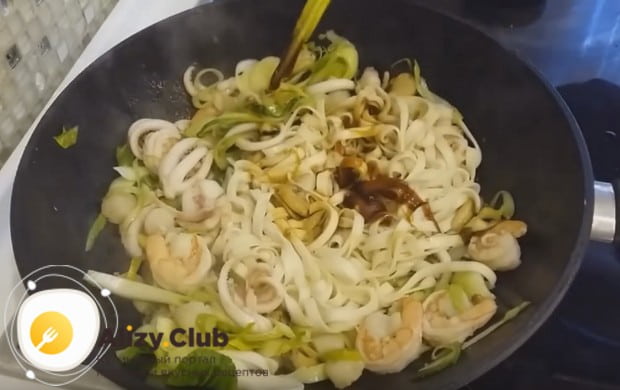 Заправляем блюдо соевым соусом и устричным уксусом.