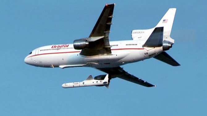 Запуск ракеты Pegasus-XL со спутником ST-5 с самолета-носителя Stargazer