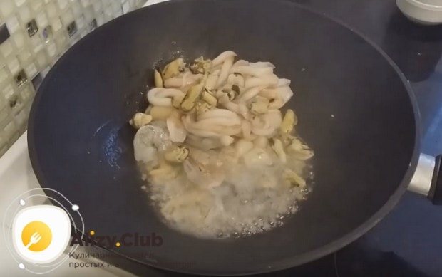 Затем сразу же добавляем морепродукты.