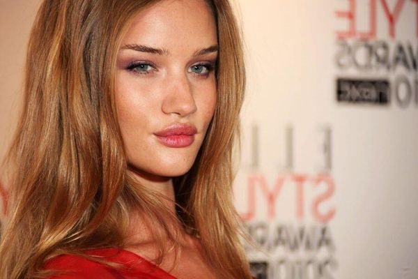 зеленые глаза для карамельные волосы