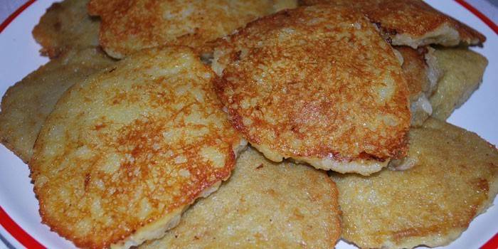 Жареные драники с начинкой из фарша и сыра