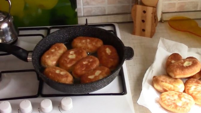 жареные пирожки без дрожжей и без яиц